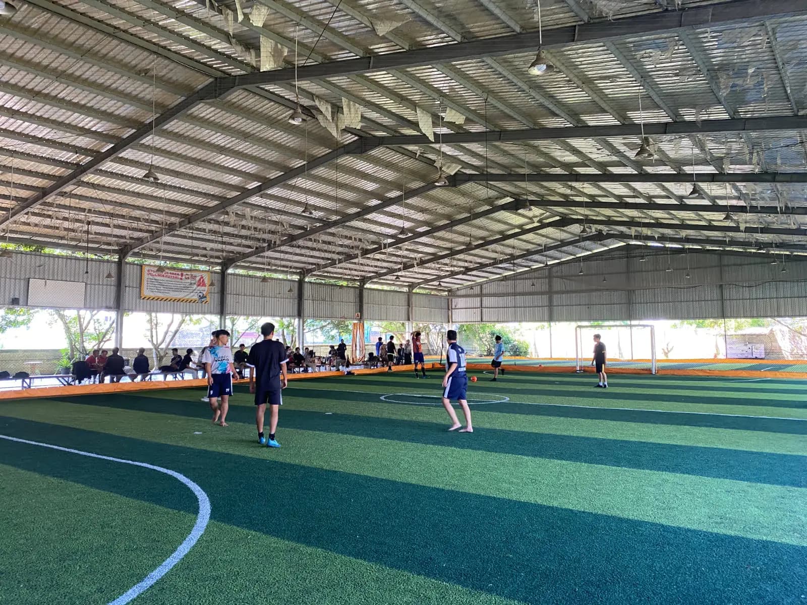 Aksi sengit kompetisi futsal antar angkatan di Village Futsal